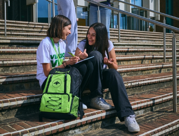 Corsi di lingua all’estero Questo bando Inps riguarda il programma corsi di lingue all’estero organizzato da Trinity. Gli studenti iscritti al secondo, terzo, quarto o quinto anno della scuola secondaria di secondo grado (scuola superiore) potranno partecipare al concorso e vincere una delle 1.170 borse di studio in palio. I corsi di lingua all’estero hanno una durata minima di tre settimane e massima di cinque settimane. Potrai soggiornare in una città straniera presso college, residenza o famiglia ospitante con pensione completa. Le lezioni si svolgono nel periodo compreso tra giugno e settembre e includono la preparazione alle certificazioni di livello B2, C1 e C2. Al termine delle vacanze studio Inps, riceverai l’attestato di fine corso. Oltre allo studio avrai anche del tempo libero, in cui potrai fare nuove conoscenze, visitare la località scelta e andare alla scoperta di una nuova cultura. Sarà un’esperienza immersiva durante la quale potrai sempre contare sull’aiuto di Trinity e dello staff in loco. scopri di più »